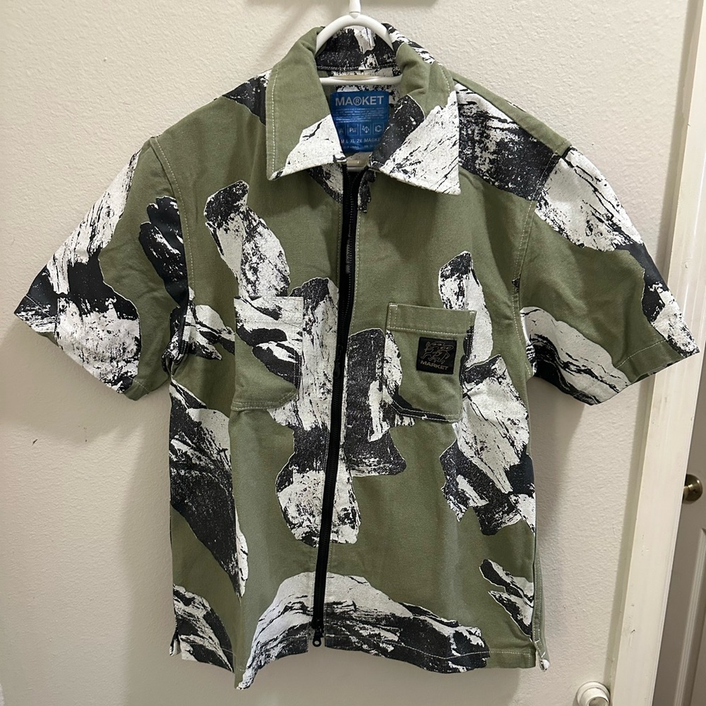 Brand new with tags men’s Market brand medium. Zip up denim shirt.